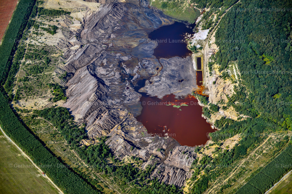 3637041 | SCHIPKAU 25.08.2016 Bunte Wasseroberfläche und Wasserverfärbungen in Tagebau Abraum- und Restflächen durch schwefelsaure Verbindungen und oxidierte Eisenverbindungen  Durch aufsteigendes Grundwasser lösen sich diese und führen zur Versauerung und Verockerung des Wassers. in Schipkau im Bundesland Brandenburg, Deutschland // Colorful water surface and water discoloration in open-cast mining, overburden and residual areas due to sulfuric acid compounds and oxidized iron compounds  These are dissolved by rising groundwater and lead to acidification and clogging of the water. in Schipkau in the state Brandenburg, Germany Foto: Gerhard Launer