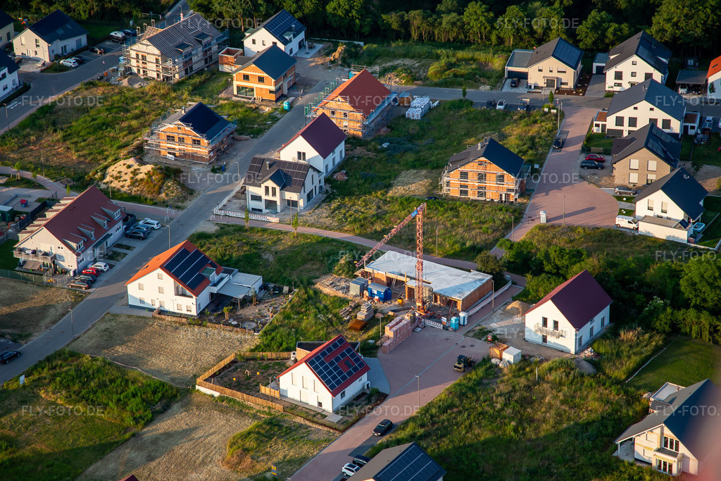 Luftbild: Neubaugebiet Tulpenweg in Kandel im Bundesland Rheinland-Pfalz in Deutschland. Foto: IMG_136290.jpg vom 07.06.2023 durch Werner Riehm/FLY-FOTO.de