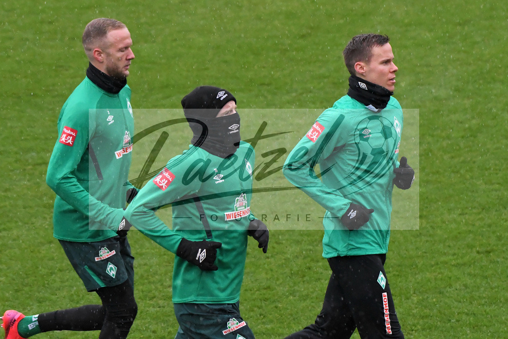 20200129_TRASVW_0002 | Fußball, Herren: Kevin Vogt (SV Werder Bremen), Davy Klaassen (SV Werder Bremen) und Niklas Moisander (SV Werder Bremen) waermen sich auf beim Training des SV Werder Bremen am 29.01.2020 im wohninvest Weserstadion in Bremen, Deutschland.(Foto von Nico Paetzel) - Realisiert mit Pictrs.com
