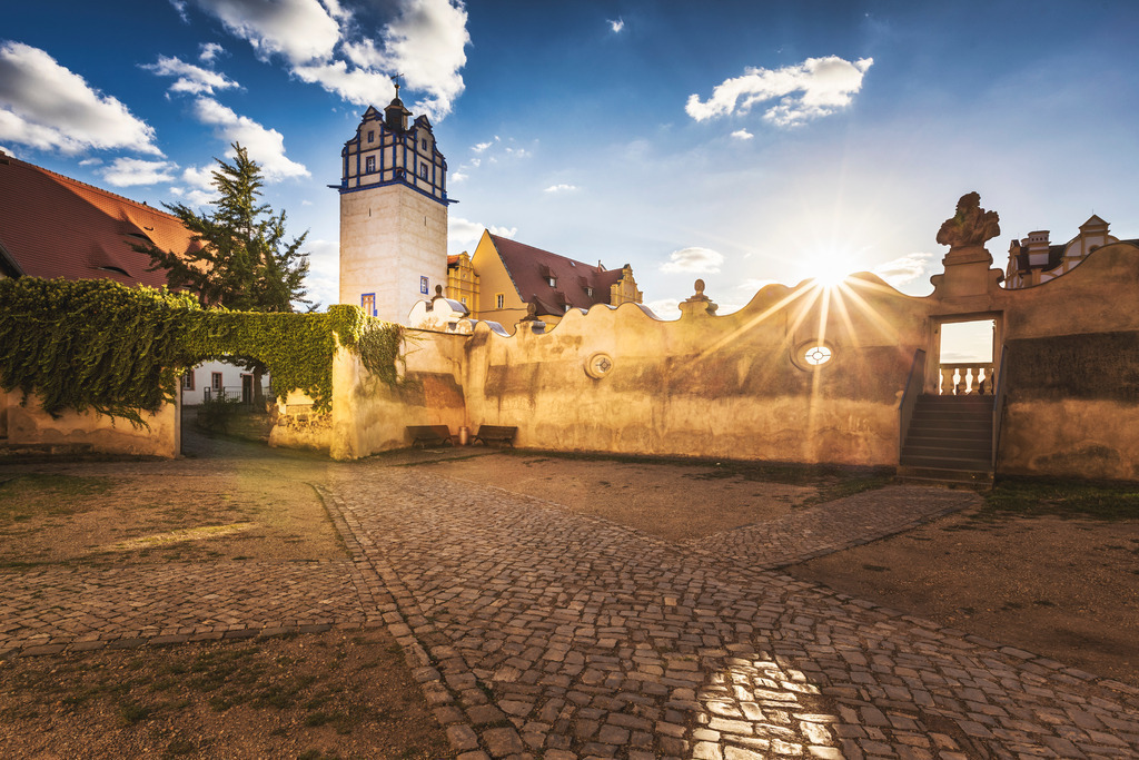 Schlosshof mit dem blauen Turm | Wir machen aus Ihren Bildern Erinnerungen für die Ewigkeit | Hochwertige Fotografien für Ihr zu Hause. - Realisiert mit Pictrs.com