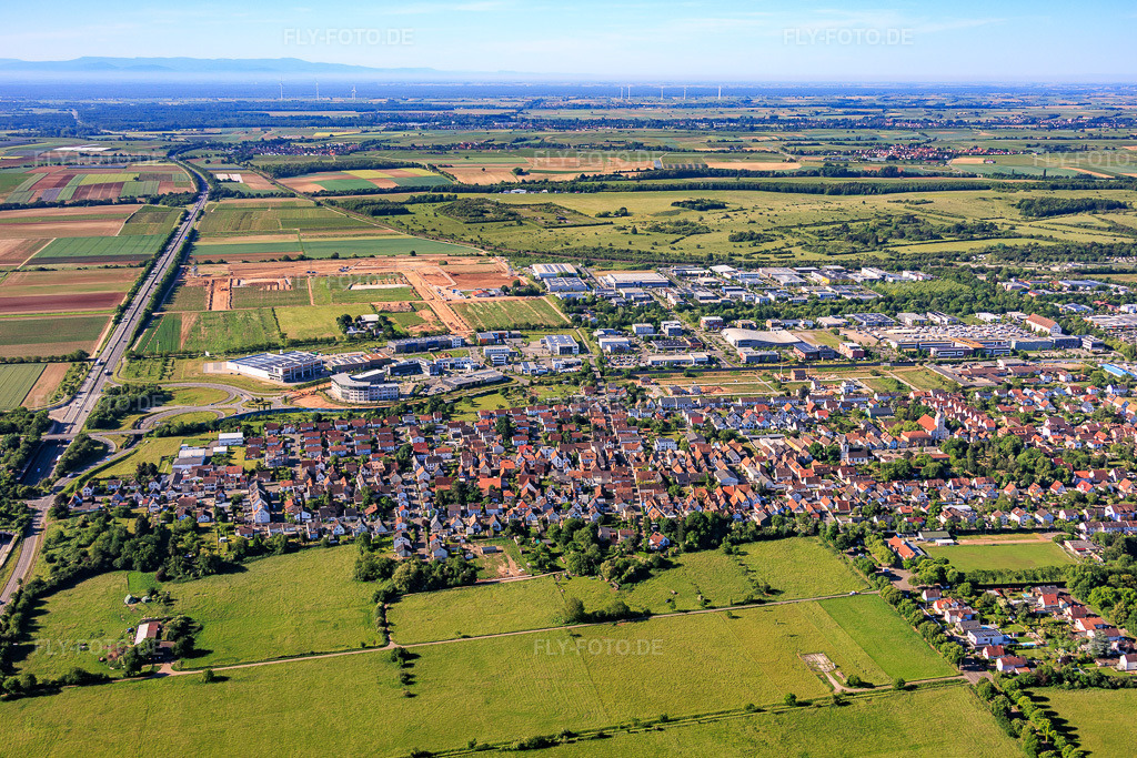 Luftbild: Ortsansicht aus Norden im Ortsteil Queichheim in Landau im Bundesland Rheinland-Pfalz in Deutschland.Foto: IMG_156908.jpg vom 23.05.2026 durch Werner Riehm/FLY-FOTO.deAuflösung des Originals: 5823 x 3882 px
