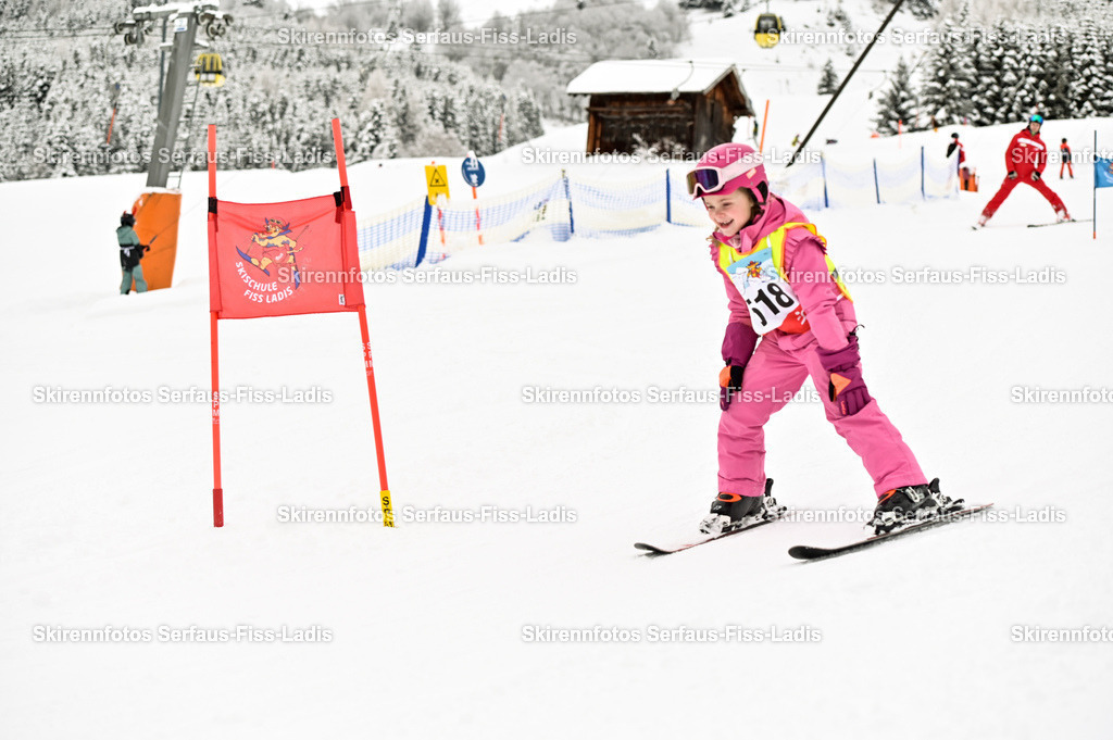 SRF_20.02.2026_0432 | Skirennfotos,Serfaus,Fiss,Ladis,Kinderskirennen,Winter,Tirol,Oberland,skirace,SFL,feelfree,weil wir's genießen,ski,Ski,skifahren,Sonnenplateau, - Realisiert mit Pictrs.com