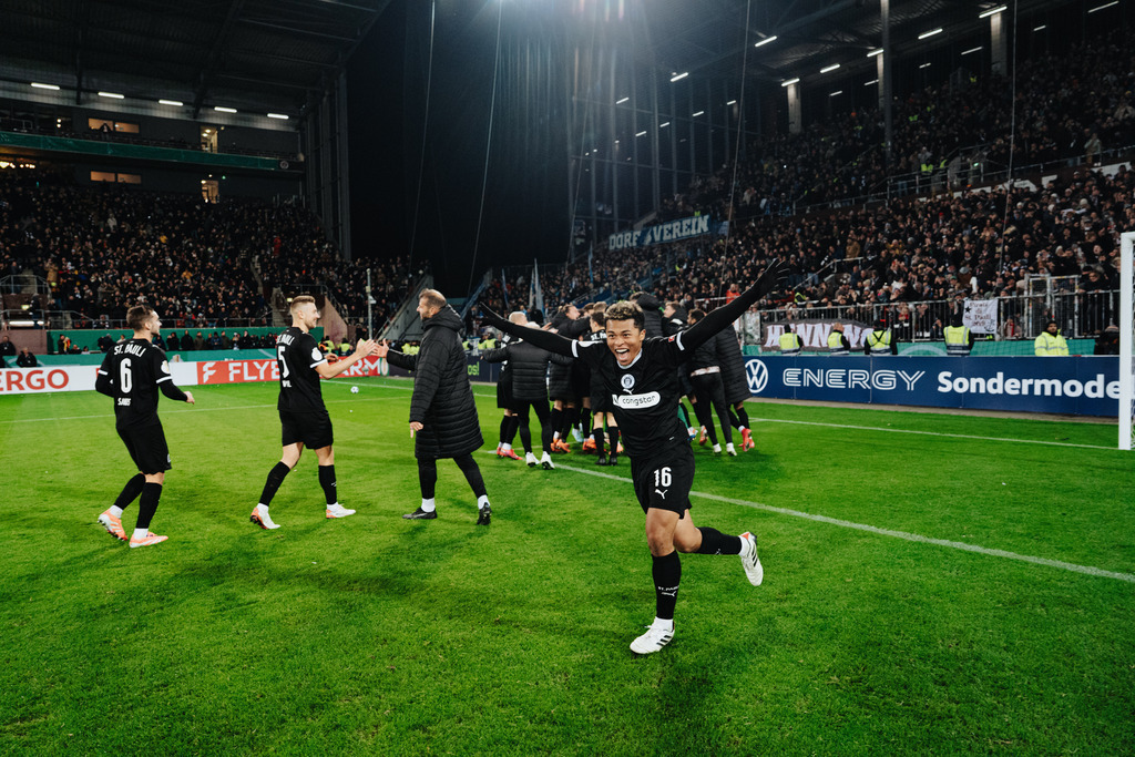 FCS08419 | Der offizielle Shop für FC St. Pauli Fotos. Wähle aus Spielszenen & Fanmomenten dein FCSP Wunschformat. Wir liefern Millerntor-Atmosphäre.