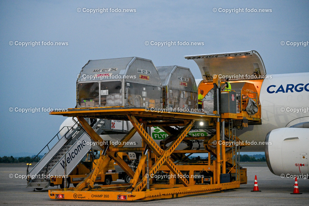 DHL Hoersching_ Warehouse_ Pakete_ Flugzeugbeladung_ 26.06.2023-84 | 26.06.2023, Linz Hoersching, AUT, DHL Hoersching, Warehouse, Flugzeugbeladung Pakete, im Bild Frachtflugzeug wird mit Frachtcontainer beladen