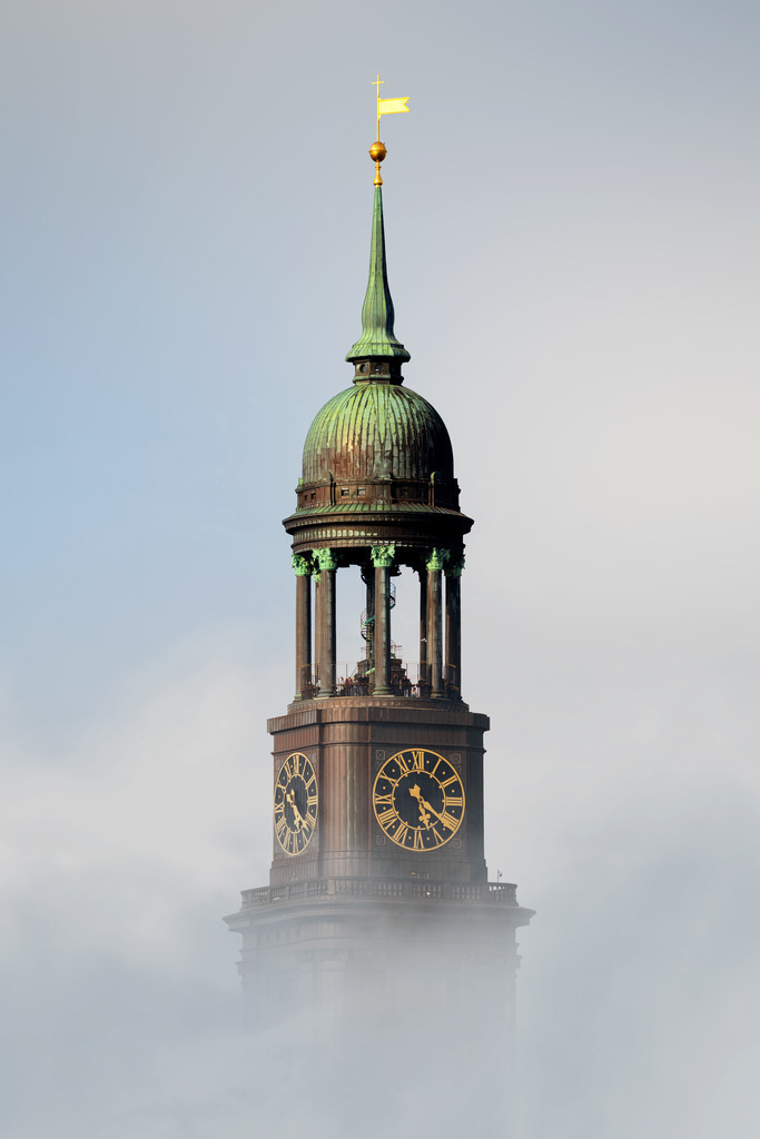 10221015 - Michel im Nebel | Blick auf den Kirchturm vom Michel im Nebel.