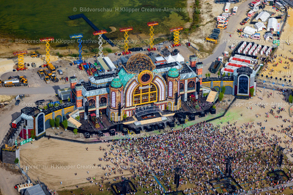 Luftbild Weeze-5258 | Luftaufnahme Gelände des " PAROOKAVILLE - Electronic Music Festival " 2025 in Weeze - Realisiert mit Pictrs.com