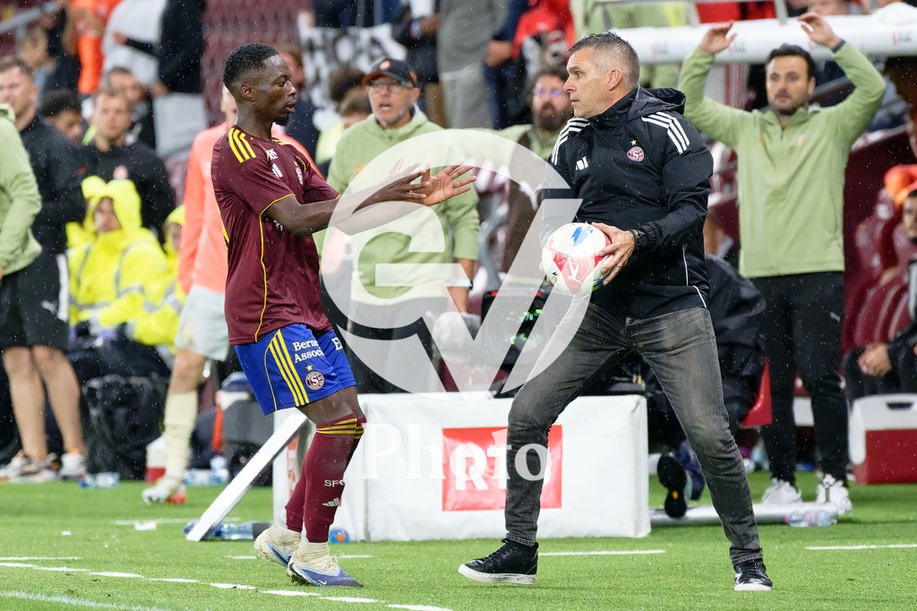 UEFA Conference League Play-offs 2nd leg - Servette FC v FC Shakhtar Donetsk | Jocelyn Gourvennec (Coach Servette FC) gives ball quickly to Bradley Mazikou (18 Servette FC)  during the UEFA Conference League Play-offs 2nd leg match between Servette FC and FC Shakhtar Donetsk at Stade de Geneve in Geneva, Switzerland