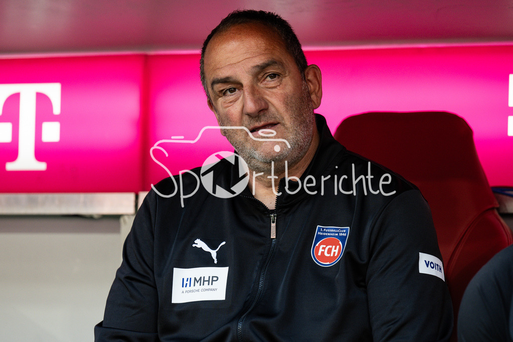 FC Bayern München - 1. FC Heidenheim | MUNICH, GERMANY - 02. MAI: im Bild Frank SCHMIDT Trainer 1. FC Heidenheim auf der Bank vor dem Bundesligamatch zwischen dem FC Bayern München und dem 1. FC Heidenheim am 32. Spieltag in der Allianz Arena / DFL REGULATIONS PROHIBIT ANY USE OF PHOTOGRAPHS AS IMAGE SEQUENCES AND/OR QUASI-VIDEO
