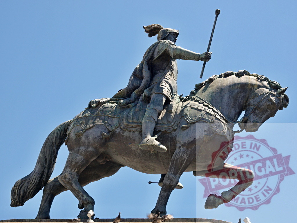 King Philip IV equestrian statue, Plaza de Oriente Madrid | King Philip IV equestrian statue standing against a clear blue sky in Madrid - Realisiert mit Pictrs.com