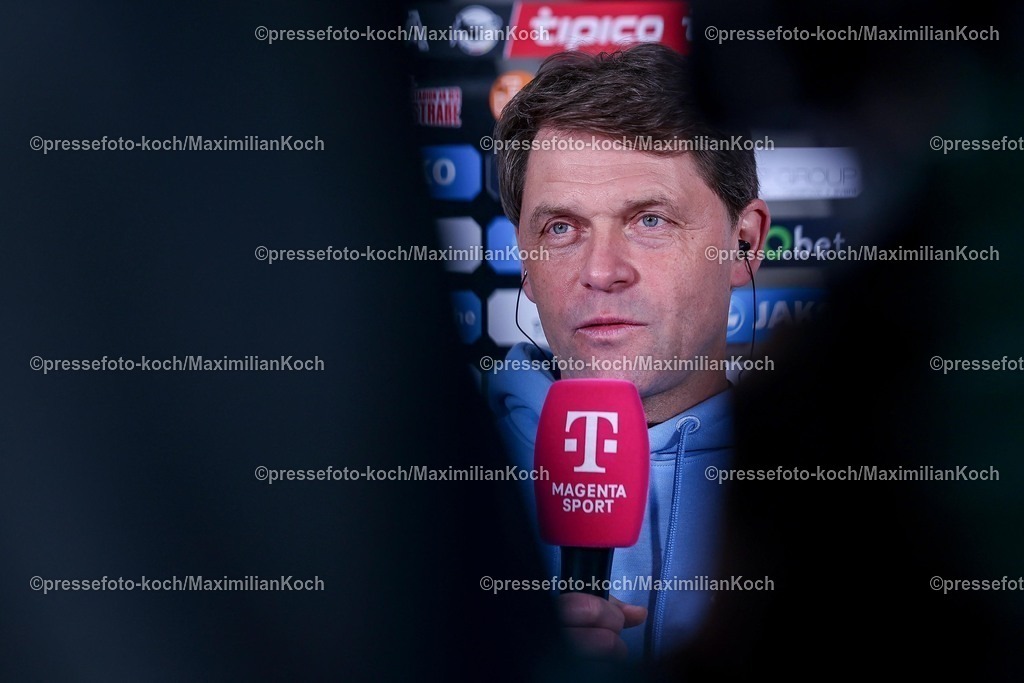 RWE04032601003 | 2026.03.04, Fußball, 3.Liga Herren, Rot-Weiss Essen -  SV Waldhof Mannheim, Stadion Hafenstraße, 27.Spieltag, Saison 2025 / 2026: Cheftrainer Luc Holtz (Waldhof Mannheim #hc)  DFB regulations prohibit any use of photographs as image sequences and or quasi-video.