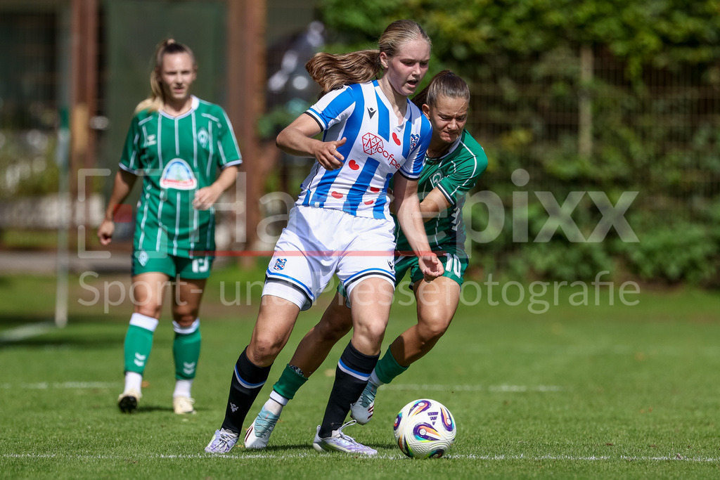 Fussball, Testspiel Frauen, SV Werder Bremen - SC Heerenveen | Tuana Mahmoud (SV Werder Bremen, 10) im Zweikampf, Duell, Dynamik, Aktion, Action, Spielszene