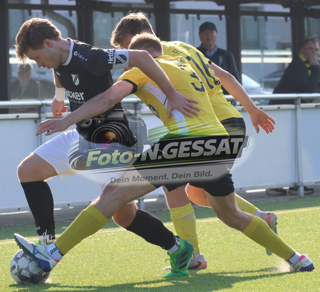 SV Rödinghausen II, FC Kaunitz | Auf dem Bild zu sehen: schwarz SV Rödinghausen II: Fynn Hagen Rausch-Bönki ; gelb FC Kaunitz v.l.: Leon Schmidt, Maurice Leon Cord-Brüning SV Rödinghausen II, FC Kaunitz, Saison 25/26, Westfalenliga, Deutschland - Realisiert mit Pictrs.com