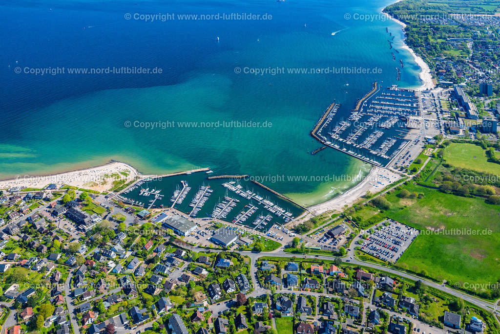 Kiel_Strande_Kieler_Yacht_Club_Ev_ELS_6270010524 | STRANDE 01.05.2024 Sporthafen im Ostsee -Bad Strande bei Kiel im Bundesland Schleswig-Holstein, Deutschland. Heimathafen des " KYC " ( Kieler Yacht Club ) an der Strandstraße in Strande mit Wohngebiet und Sandstränden. // Sports harbor in the Baltic Sea -Bad Strande near Kiel in the state Schleswig-Holstein, Germany. Home port of the " KYC " ( Kiel Yacht Club ) on Strandstrasse in Strande with a residential area and sandy beaches. Foto: Martin Elsen