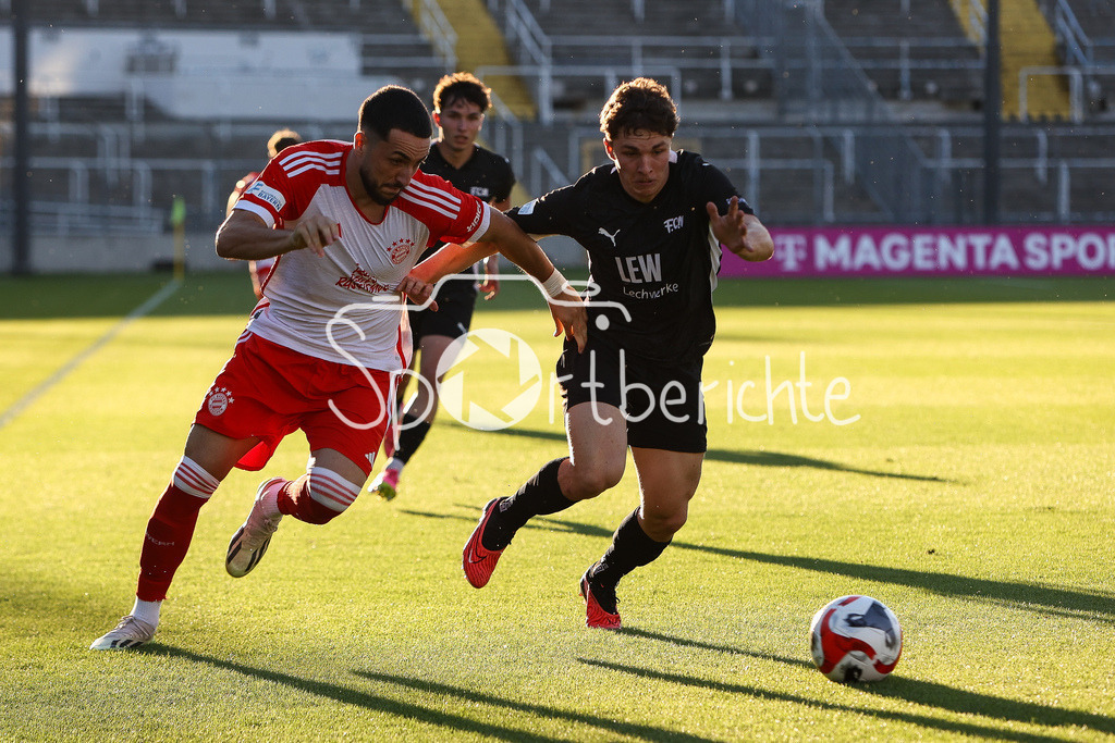 FC Bayern Amateure - FC Memmingen | Dion BERISHA (FCB #11) im Duell mit Lukas BETTRICH (FCM #2)