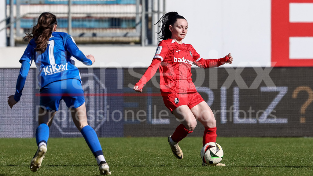 Fussball, 2. Frauen-Bundesliga, SV Meppen - SC Freiburg II | v.li.: Michelle Blöchlinger (SC Freiburg II, 2) am Ball, Einzelbild, Ganzkörper, Aktion, Action, Spielszene, DIE DFB-RICHTLINIEN UNTERSAGEN JEGLICHE NUTZUNG VON FOTOS ALS SEQUENZBILDER UND/ODER VIDEOÄHNLICHE FOTOSTRECKEN. DFB REGULATIONS PROHIBIT ANY USE OF PHOTOGRAPHS AS IMAGE SEQUENCES AND/OR QUASI-VIDEO.