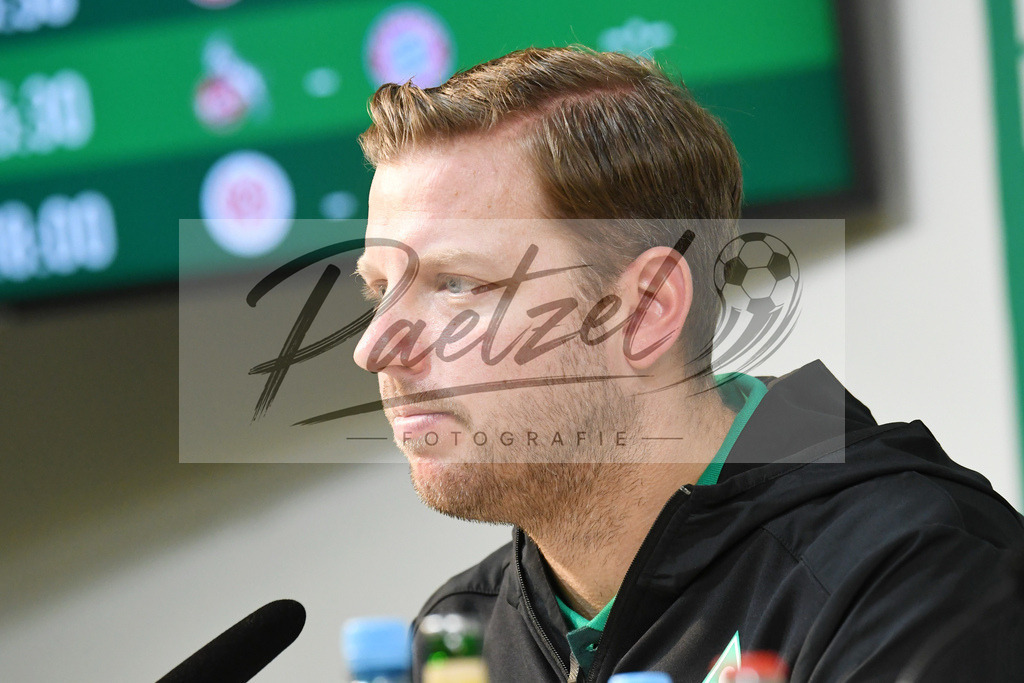 20200212_PKBREM_0008 | Fussball, Herren: Trainer Florian Kohfeldt (SV Werder Bremen) schaut waehrend der Pressekonferenz des SV Werder Bremen auf dem wohninvest Weserstadion am 12.02.2020 in Bremen, Deutschland. - Realisiert mit Pictrs.com