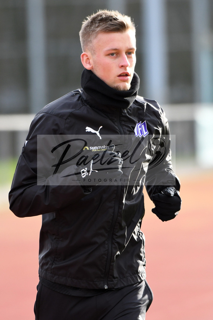 20200130_TRAOSN_0071 | Fußball, Herren: Sebastian Klaas (VfL Osnabrueck) schaut waehrend der Trainingseinheit des VfL Osnabrueck im Sportpark Illoshoehe am 30.01.2020 in Osnabrueck, Deutschland. - Realisiert mit Pictrs.com