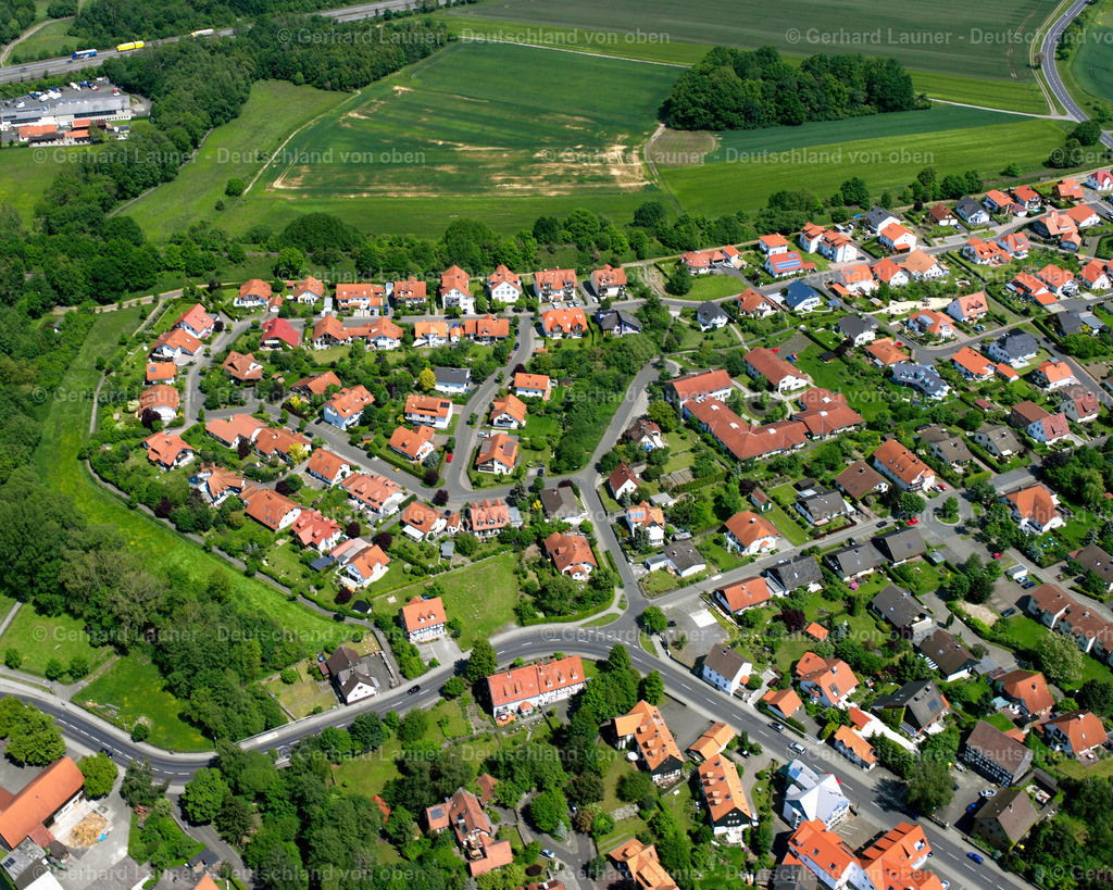 2614085 | ALTENBURG 09.06.2006 Landwirtschaftliche Nutzflächen und Feldgrenzen  umsäumen das Siedlungsgebiet des Dorfes in Altenburg im Bundesland Hessen, Deutschland // Agricultural land and field boundaries surround the settlement area of the village  in Altenburg in the state Hesse, Germany Foto: Gerhard Launer