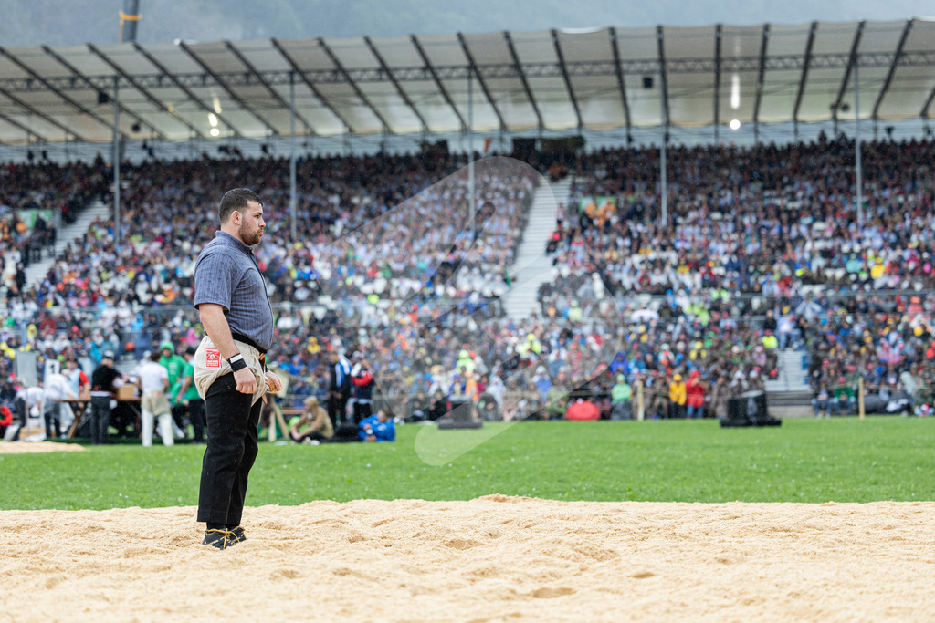 ESAF2025_04Gang_5483 | Die Schwinger des Schwyzer Kantonalen Schwingerverbandes: Fotos, die Dynamik und Leidenschaft festhalten, sowie emotionale Momente aus dem traditionellen Schwingsport zeigen. - Realisiert mit Pictrs.com