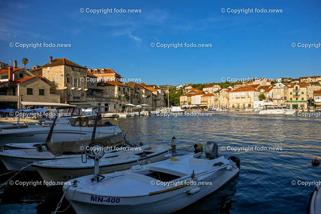 Kroatien_ Brac_ Insel in Dalmatien_ Milna_ 20.07.2025-18 | 20.07.2025, Kroatien, HRV, Brac, Insel in Dalmatien, Milna im Bild Themenbild, Milna, Hafenortschaft in der Gespanschaft Split-Dalmatien auf der Insel Brac, Hafen, Boote, Motorboot, Haeuser, Gebauede, Feature, Symbolbild