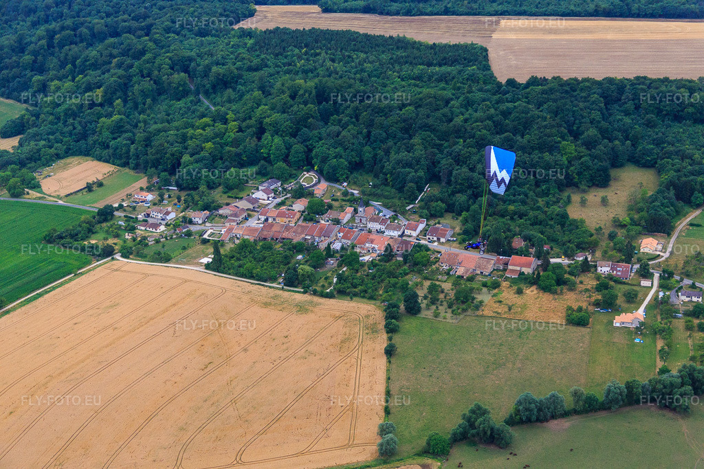 Vue aérienne: Vue de la ville depuis le nord à Girauvoisin dans le département Meuse, France – .Photo: IMG_083394.jpg prise le 12/07/2015 par Werner Riehm/FLY-FOTO.eu – Résolution de l'original: 5472 x 3648 px