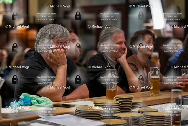 TAM25_K.12__Michael-Vogl_018_8059 | Tage Alter Musik Regensburg K.12 Nachtkonzert Brauhaus am Schloss Cappella Pratensis (Niederlande) Tim Braithwaite, Superius, Leitung Peter de Laurentiis, Tenor, Co-Leitung Sollazzo Ensemble (Frankreich) The Feast of the Swan Das Schwanenfest der Mariengilde von ’s-Hertogenbosch Anna Danilevskaia Vihuela de Arco, Leitung Foto: Michael Vogl