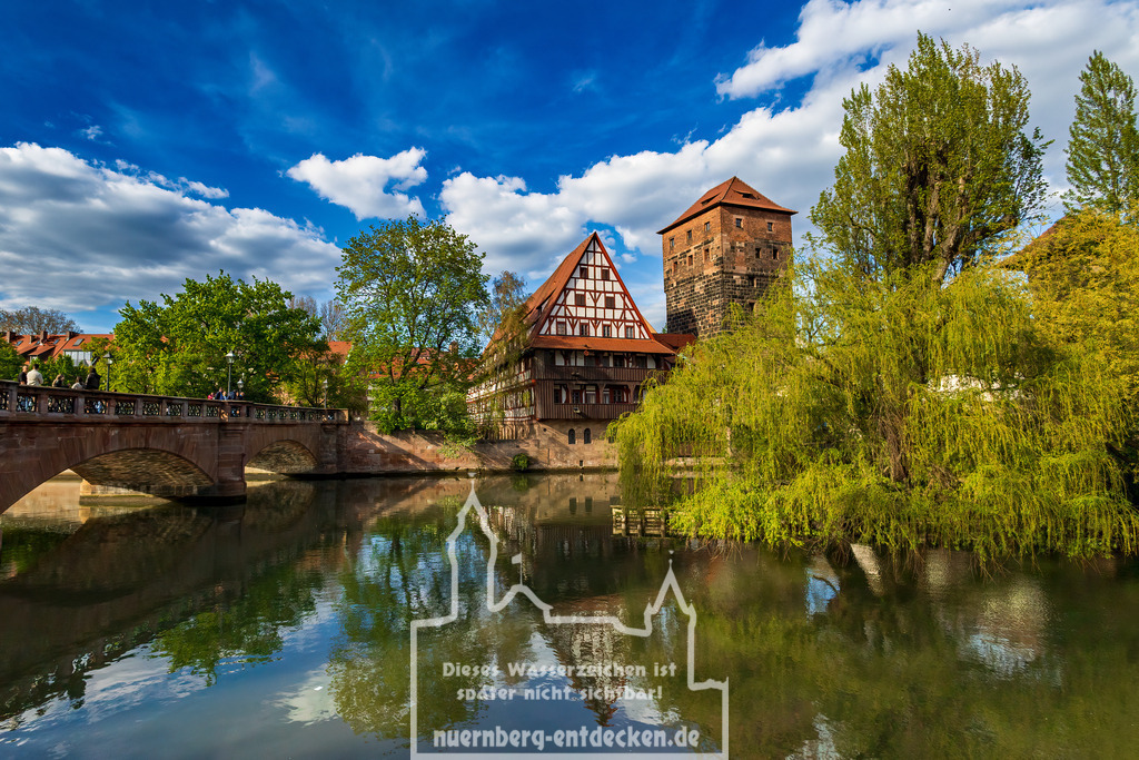 Fachwerkhaus Weinstadel im Frühling | Der Weinstadel in der Altstadt von Nürnberg ist eines der begehrten Fotomotive für alle Besucher und Einwohner von Nürnberg. Bei fast jedem Gang über die Maxbrücke in Nürnberg ist man vom Anblick begeistert und macht meist auch ein Foto und wenn es nur mit dem Handy ist. - Realisiert mit Pictrs.com