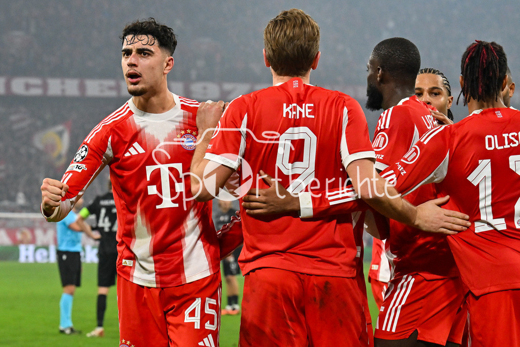 FC Bayern München - Sporting Lissabon | MUNICH, GERMANY - 09. DECEMBER:Jubel der Bayern nach dem Treffer zum 2-1 durch Lennart KARL (FC Bayern Munich 42) / Tor / Torschuetze / Freude / Happy während dem Match zwischen dem FC Bayern München und Sporting Lissabon am 6. Spieltag der UEFA Champions League Ligaphase in der Allianz Arena
