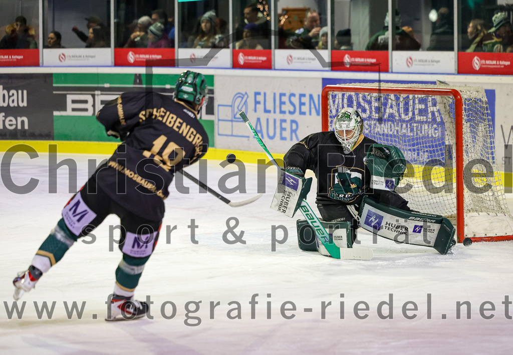 2025-12-05_034_TSV_Erding_gegen_Stuttgart_Rebels | Erding, Deutschland, 05.12.2025:Eishockey, Oberliga Süd 2025 / 2026, 23. Spieltag, TSV Erding gegen Stuttgart Rebels, Endergebnis: 5:6Luis Scheibengraber (Erding Gladiators, #18), Torwart Leon Meder (Erding Gladiators, #39)Foto: Christian Riedel / fotografie-riedel.net