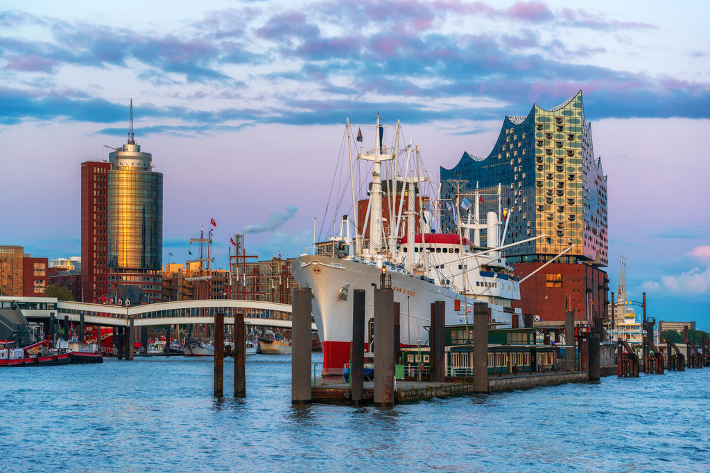 10241123 - Cap San Diego und Elbphilharmonie | Blick auf die Cap San Diego und die Hafencity.