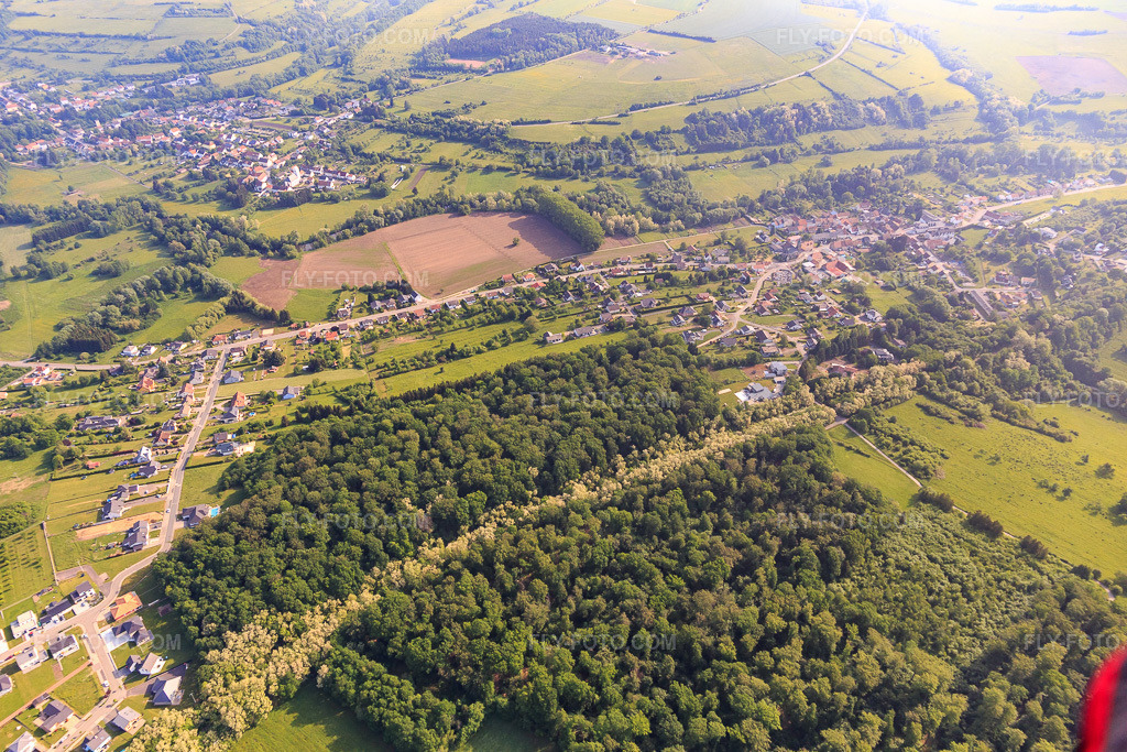 Aerial view: View of the town from the southwest in Blies-Ébersing in the state Moselle, France. – Photo: IMG_107300.jpg taken on 05/19/2018 by Werner Riehm/FLY-FOTO.com – Resolution of the original: 5472 x 3648 px