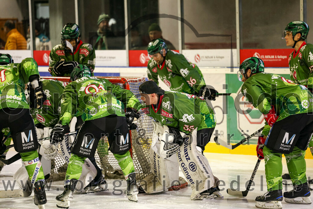 2023-12-26_002_TSV_Erding_gegen_ERV_Schweinfurt | Erding, Deutschland, 26.12.2023:
Eishockey, Bayernliga Vorrunde 2023 / 2024, 20. Spieltag, TSV Erding gegen ERV Schweinfurt, Endergebnis: 9:3

Torwart Niklas Schlammer (Erding Gladiators, #35)

Foto: Christian Riedel / fotografie-riedel.net