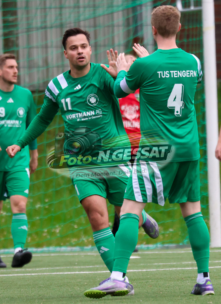 SC Bünde - TuS Tengern | Auf dem Bild zu sehen: grün TuS Tengern v.l.: David Wutzke, Nico Gerfen SC Bünde, TuS Tengern, Saison 25/26, Bezirksliga, Hunnebrock, Deutschland - Realisiert mit Pictrs.com