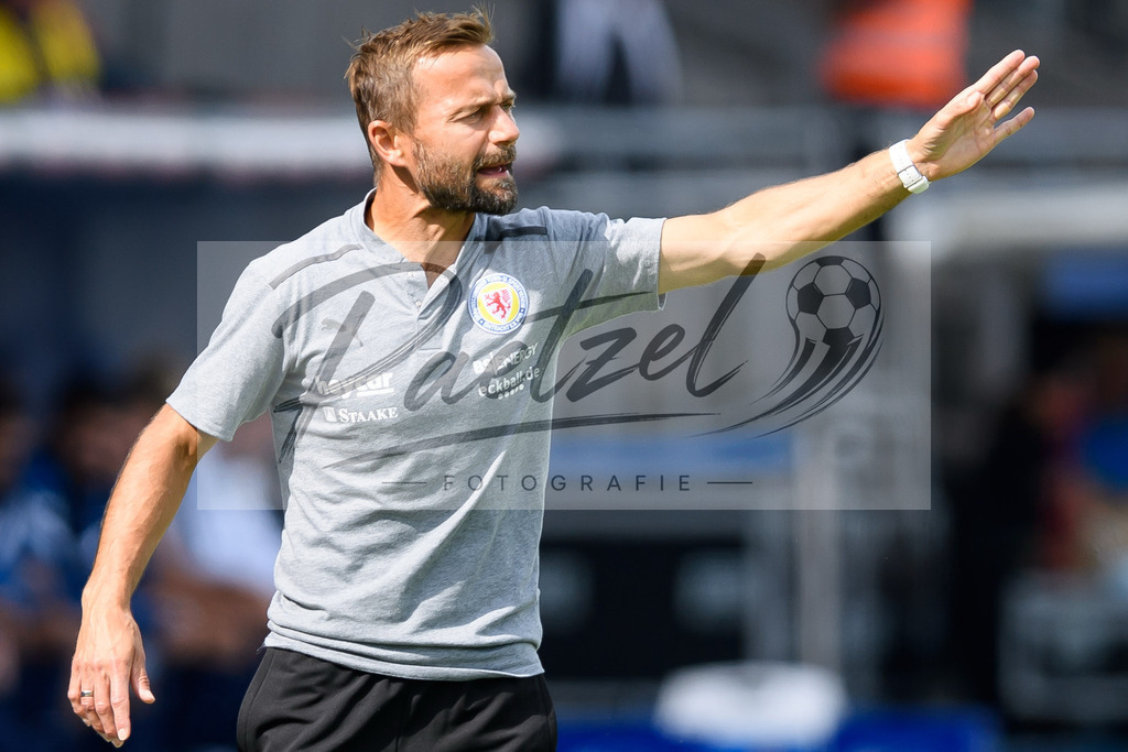 EBSTSV20210828_146 | Fussball, Herren: Trainer Michael Schiele (Eintracht Braunschweig) gestikuliert beim Spiel der 3. Liga zwischen Eintracht Braunschweig und TSV 1860 Muenchen im Eintracht-Stadion am 28.08.2021 in Braunschweig, Deutschland.DFB / DFL REGULATIONS PROHIBIT ANY USE OF PHOTOGRAPHS AS IMAGE SEQUENCES AND/OR QUASI-VIDEO. - Realisiert mit Pictrs.com