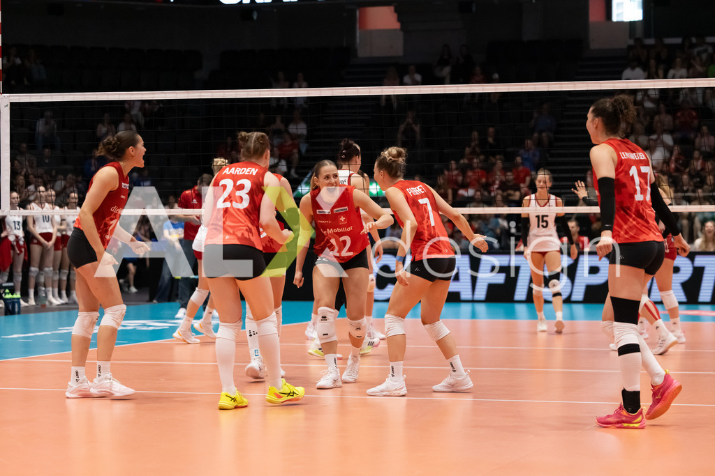 Austria v Switzerland - CEV European League Women | KRIENS, SWITZERLAND - JUNE 14: FABIANA BRANCA of Switzerland, MÉLINE PIERRET of Switzerland, ALIX DE MICHELI of Switzerland, JULIE LENGWEILER of Switzerland and MERET AARDEN of Switzerland celebrating during the CEV European League match between Austria and Switzerland at Pilatus Arena on June 14, 2026 in Kriens, Switzerland. - Realisiert mit Pictrs.com