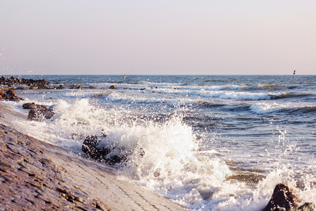 Wandbild: Stürmische Ostsee am Morgen | Dieses Wandbild im Querformat zeigt Wellen am Strand in Booknis im Herbst. - Realisiert mit Pictrs.com