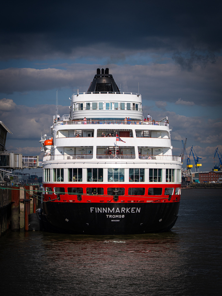 FINNMARKEN Heck | Das Heck der FINNMARKEN, noch fest am Anleger - Realisiert mit Pictrs.com