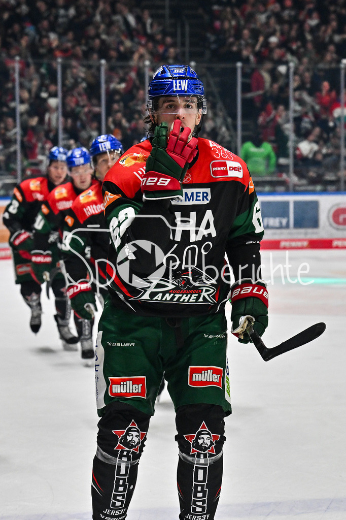 Augsburger Panther - Düsseldorfer EG | Jubel der Panther nach dem Treffer zum 1-1 durch Thomas SCHEMITSCH (Augsburger Panther #62) / Tor / Torschuetze / Freude / Happy / DEL: Augsburger Panther - Duesseldorfer EG, Curt Frenzel Stadion am 04.03.2025