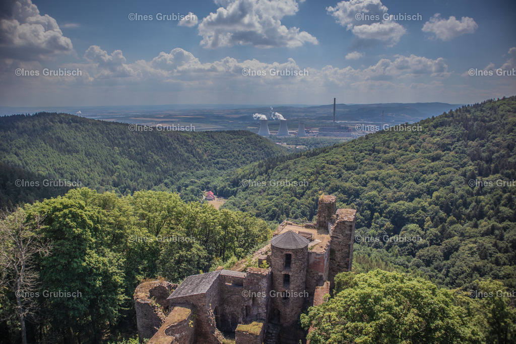 Burg Hassenstein | Lila Lubbenbomm - Artwork by Ines Grubisch - Realisiert mit Pictrs.com