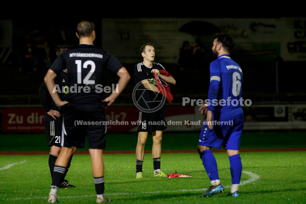 Preetzer TSV vs MTV Dänischenhagen | Max Benninghoff (Dänischenhagen #18) musste nach dem Platzverweis für Moritz Heinemann (Dänischenhagen #33) als Feldspieler ins Tor / Fußball-Verbandsliga Ost Männer 2026/2027 / Preetzer TSV vs MTV Dänischenhagen / Jahnplatz / Preetz / 16.10.26 - Realisiert mit Pictrs.com