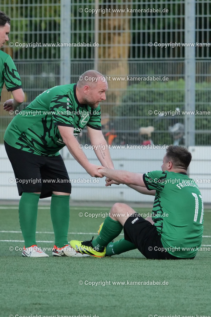 Fußball Kreispokal 25/26 Ü 32 : Spiel um Platz 3 : SV 08/29 Friedrichsfeld - SV Ringenberg AH  2 : 1 | Fußball Kreispokal 25/26 Ü 32 : Spiel um Platz 3 : SV 08/29 Friedrichsfeld - SV Ringenberg AH  2 : 1Spielort : Voerde Friedrichsfeld - Realisiert mit Pictrs.com