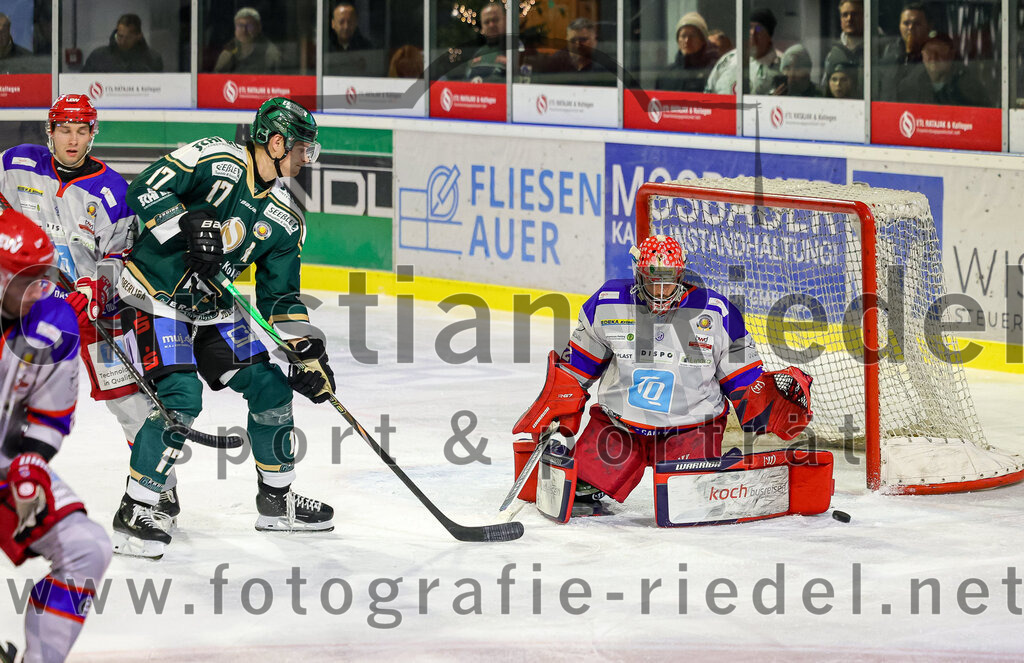 2025-11-30_124_TSV_Erding_gegen_EC_Peiting | Erding, Deutschland, 30.11.2025:Eishockey, Oberliga Süd 2025 / 2026, 22. Spieltag, TSV Erding gegen EC Peiting, Endergebnis: 5:1Elia Ostwald (Erding Gladiators, #17), Torwart Andreas Magg (EC Peiting, #32)Foto: Christian Riedel / fotografie-riedel.net
