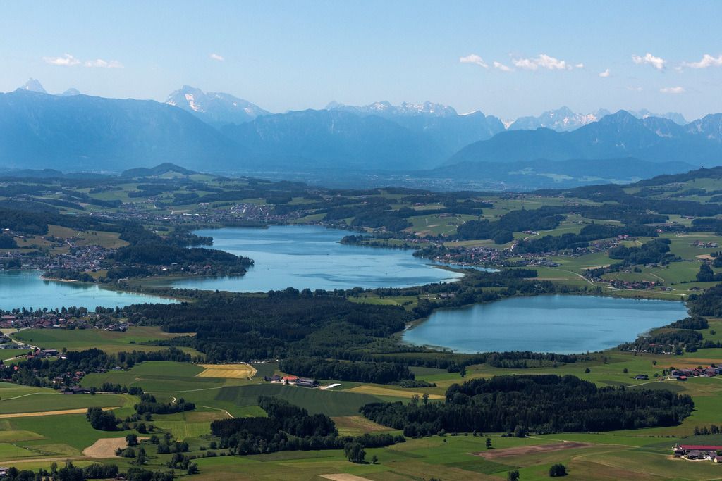 dr__0091809.jpg | AUG 12.06.2022 Uferbereichs- Landschaft am Gebiet der Seenkette Mattsee - Grabensee - Obertrumer See in Aug in Salzburg, Österreich. 