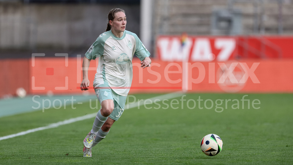 Fussball, Google Pixel Frauen-Bundesliga, SGS Essen - SV Werder Bremen | v.li.: Maria Penner (SV Werder Bremen, 33) am Ball, Freisteller, Einzelbild, Ganzkörper, Aktion, Action, Spielszene, DIE DFB-RICHTLINIEN UNTERSAGEN JEGLICHE NUTZUNG VON FOTOS ALS SEQUENZBILDER UND/ODER VIDEOÄHNLICHE FOTOSTRECKEN. DFB REGULATIONS PROHIBIT ANY USE OF PHOTOGRAPHS AS IMAGE SEQUENCES AND/OR QUASI-VIDEO.