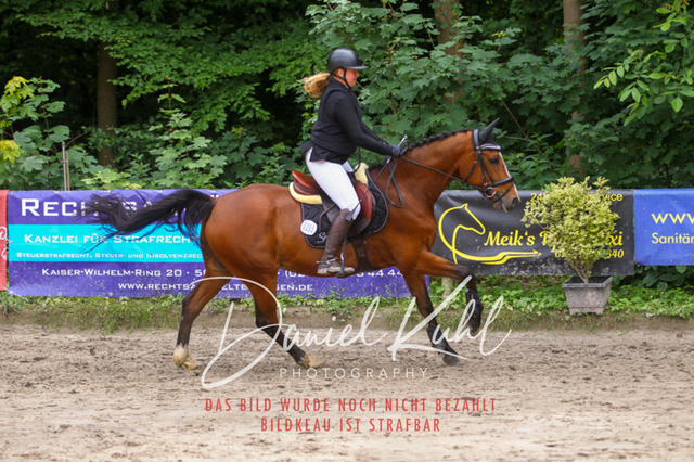 DKP45045 | Turnierfotos kaufen im Webshop von Daniel Kuhl Photography – entdecke professionelle Reitsportfotos aus Turnieren & Events. Hochwertige Turnierbilder online bestellen & sichern. Jetzt Fotos von Reitsportturnieren kaufen!