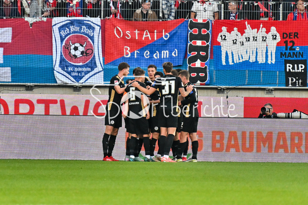 1. FC Heidenheim - SV Elversberg 07 | Jubel der Gaeste nach dem Treffer zum 0-1 durch Lukas PETKOV (SV Elversberg 25) / Tor / Torschuetze / Freude / Happy / Relegation Bundesliga: 1. FC Heidenheim - SV Elversberg 07, Voith-Arena am 22.05.2025 / DFL REGULATIONS PROHIBIT ANY USE OF PHOTOGRAPHS AS IMAGE SEQUENCES AND/OR QUASI-VIDEO / BLD / ZDF