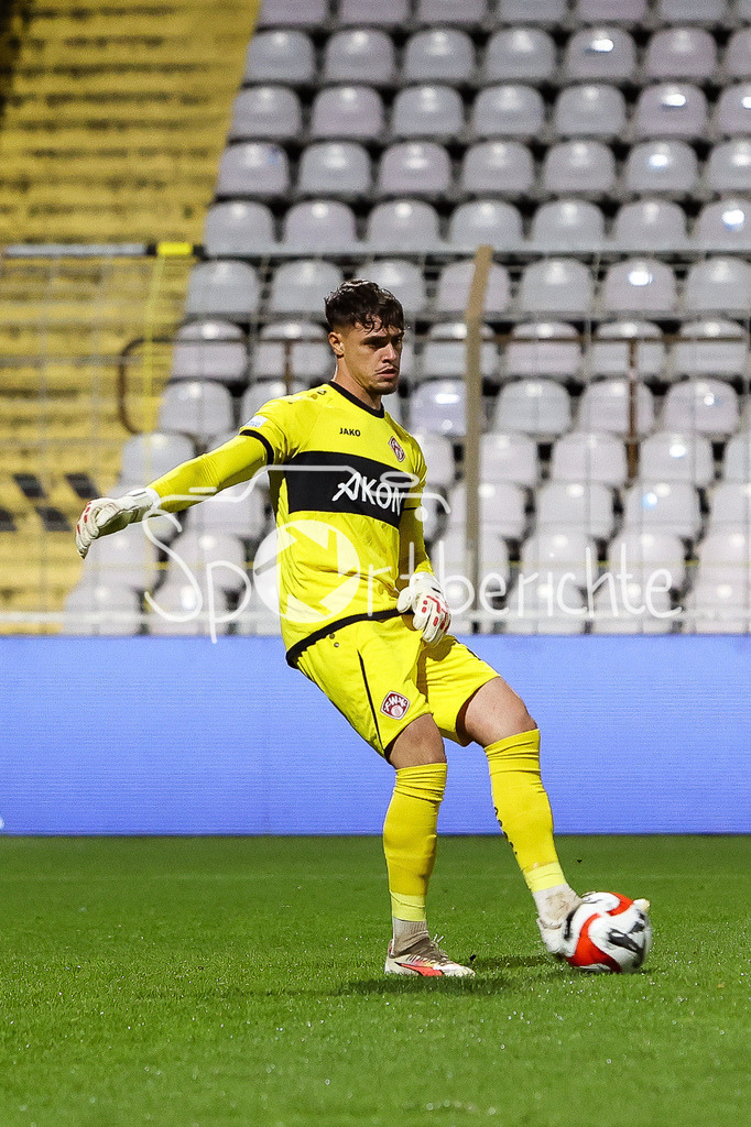FC Bayern Amateure - FC Wuerzburger Kickers | Vincent FRIESAM (FWK #27) am ball / Freisteller / Einzelfoto
