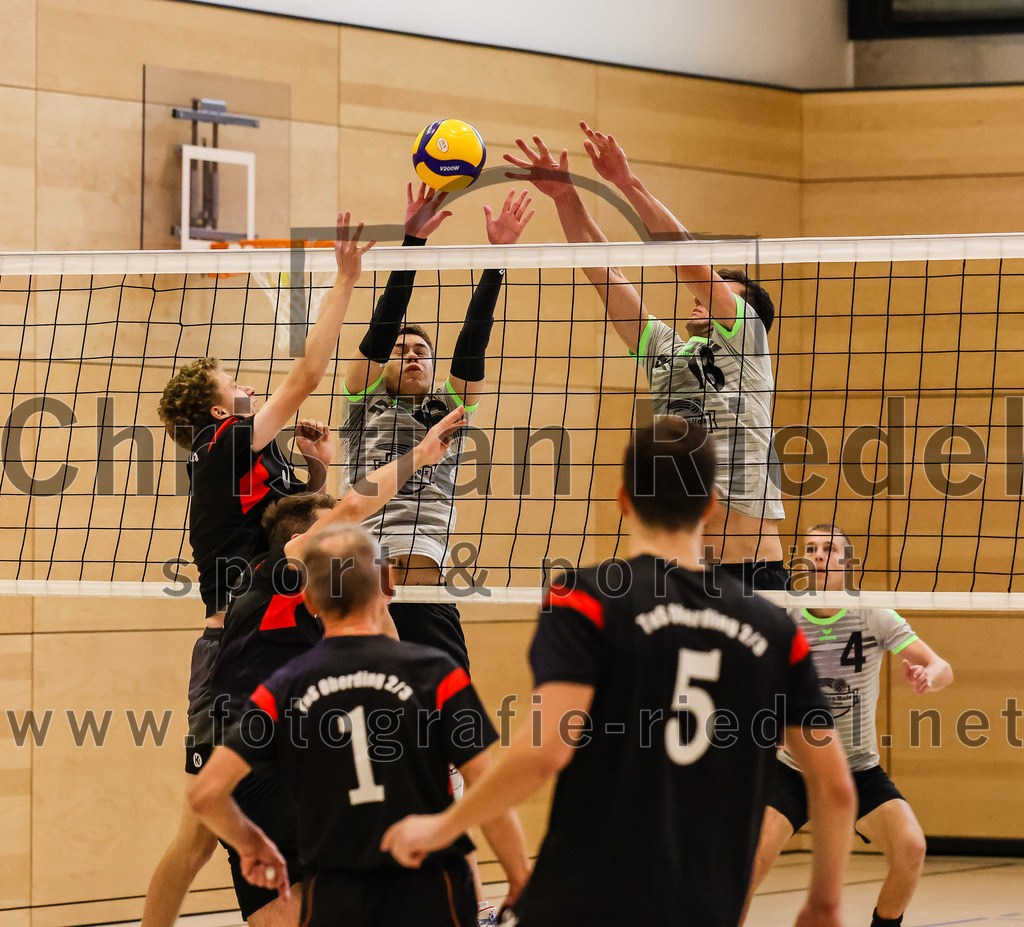 2021-11-27_046_TuS_Oberding_II_gegen_MTV_1881_Ingolstadt_III | Oberding, Deutschland, 27.11.2021:
Volleyball, Kreisliga 2021 / 2022, 5. Spieltag, TuS Oberding II gegen MTV 1881 Ingolstadt III, Endergebnis: 3:2

Karl Scholz (TuS Oberding, #3), Christoph Stegemann (TuS Oberding, #7), Andreas Ruß (TuS Oberding, #1), Corbinian Prell (TuS Oberding, #5)

Foto: Christian Riedel / fotografie-riedel.net