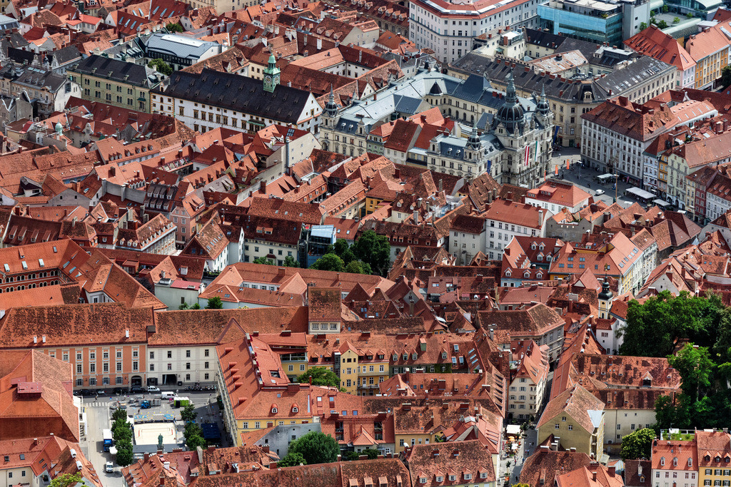 dr__0092473.jpg | GRAZ 14.06.2022 Altstadtbereich und Innenstadtzentrum am Flussverlauf der Mur in Graz in Steiermark, Österreich. 