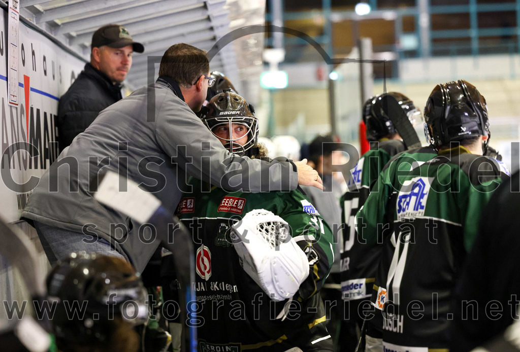2022-09-23_066_TSV_Erding_gegen_EV_Fuessen | Erding, Deutschland, 23.09.2022:
Eishockey, Bayernliga 2022 / 2023, Testspiel, TSV Erding gegen EV Füssen, Endergebnis: 1:3

Trainer Andreas Becher (Erding Gladiators), Torwart Christoph Schedlbauer (Erding Gladiators, #31)

Foto: Christian Riedel / fotografie-riedel.net
